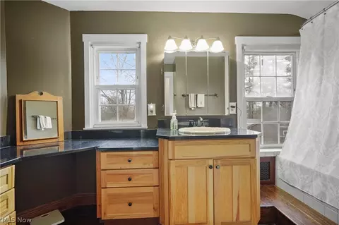 Bath - 33 Cochran Rd, Aurora, OH 44202 photo 2 of 3