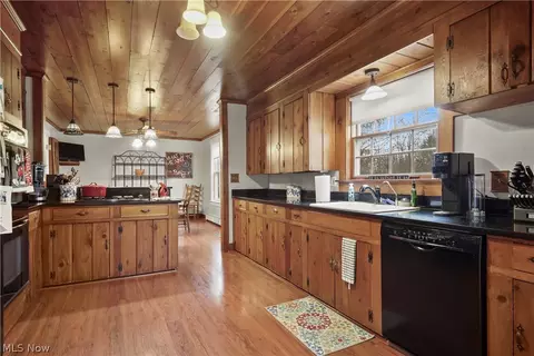Kitchen - 33 Cochran Rd, Aurora, OH 44202 photo 2 of 3