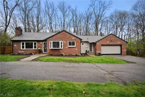 3056 S Oak Hill Rd, Silver Lake, OH 44224