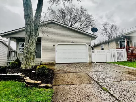 1090 Stratford St, Barberton, OH 44203