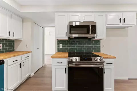 Kitchen - 745 Abbe Rd N, Elyria, OH 44035 photo 4 of 5