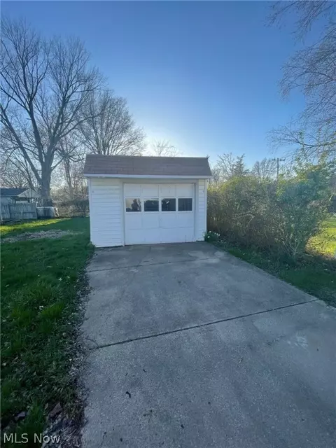 Exterior - 630 E 260th St, Euclid, OH 44132 photo 4 of 7