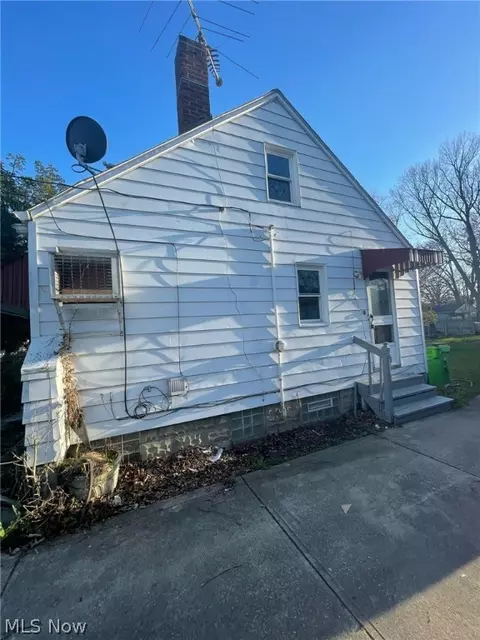 Exterior - 630 E 260th St, Euclid, OH 44132 photo 2 of 7