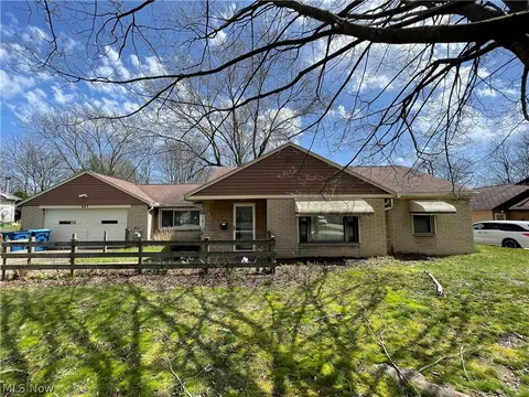 647 Longmere Dr, Kent, OH 44240