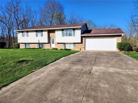 56 Teri Ln, Little Hocking, OH 45742