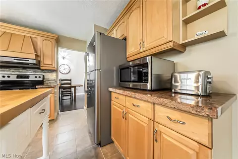 Kitchen - 32745 N Roundhead Dr, Solon, OH 44139 photo 3 of 3