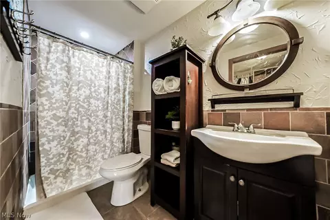 Bath - 32745 N Roundhead Dr, Solon, OH 44139 photo 2 of 4