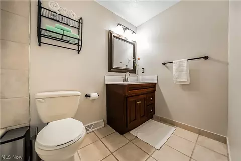 Bath - 32745 N Roundhead Dr, Solon, OH 44139 photo 3 of 4