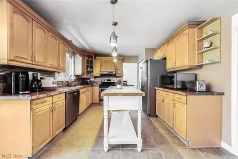 Kitchen - 32745 N Roundhead Dr, Solon, OH 44139 photo 2 of 3