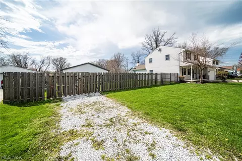 Exterior - 5604 Walnut St, Mentor On The Lake, OH 44060 photo 4 of 11
