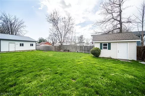Exterior - 5604 Walnut St, Mentor On The Lake, OH 44060 photo 9 of 11