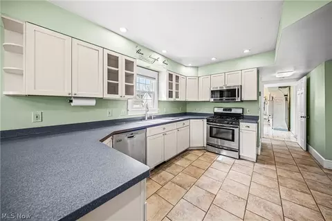 Kitchen - 5604 Walnut St, Mentor On The Lake, OH 44060 photo 3 of 5