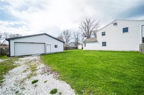 Exterior - 5604 Walnut St, Mentor On The Lake, OH 44060 photo 5 of 11