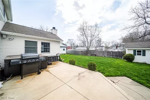 Exterior - 5604 Walnut St, Mentor On The Lake, OH 44060 photo 10 of 11