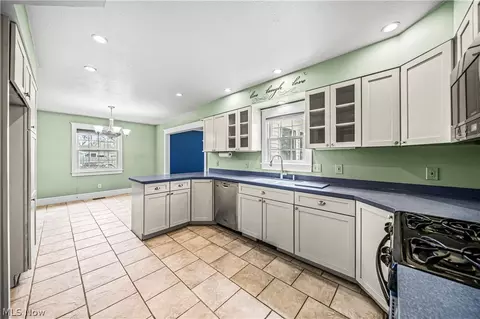 Kitchen - 5604 Walnut St, Mentor On The Lake, OH 44060 photo 4 of 5