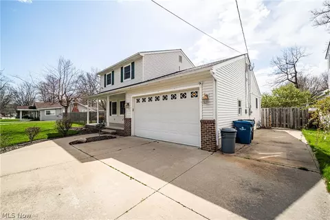 Exterior - 5604 Walnut St, Mentor On The Lake, OH 44060 photo 2 of 11