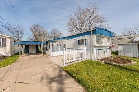 10 Elm Ln, Olmsted Twp, OH 44138