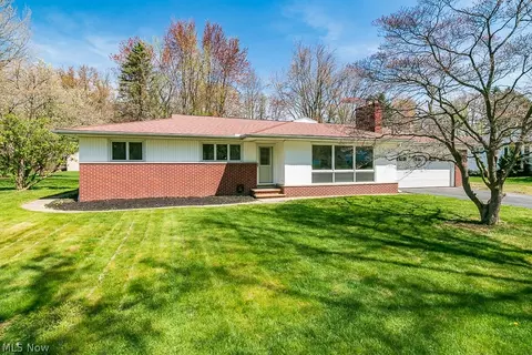8749 Warrendale Dr, Mentor, OH 44060