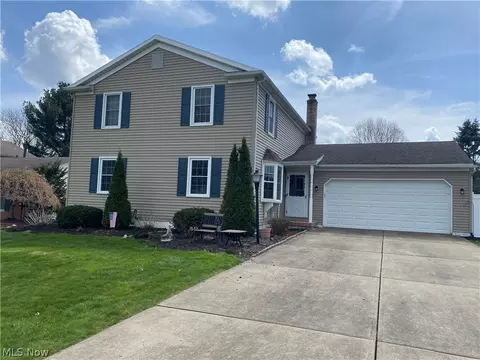 8005 Woodrush Dr NW, North Canton, OH 44720
