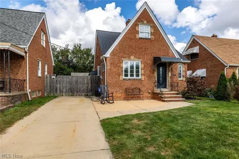 606 Tuxedo Ave, Brooklyn Heights, OH 44131