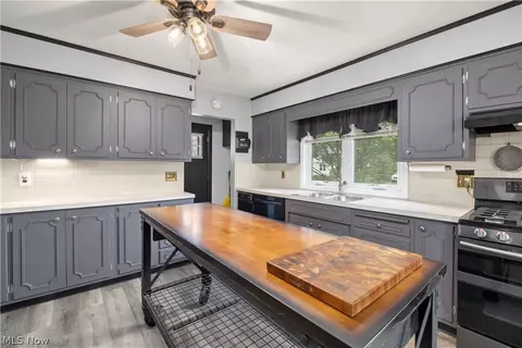 Kitchen - 1201 Park Ave, Elyria, OH 44035 photo 2 of 4