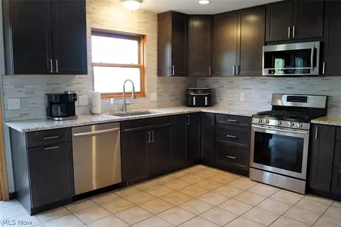 Kitchen - 4269 Apple Orch, Rootstown, OH 44272 photo 3 of 4