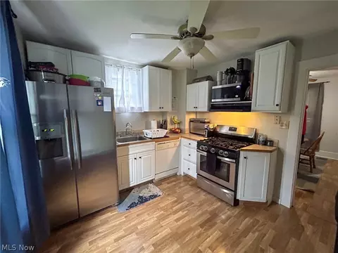 Kitchen - 434 Sharp St, Salem, OH 44460 photo 2 of 3