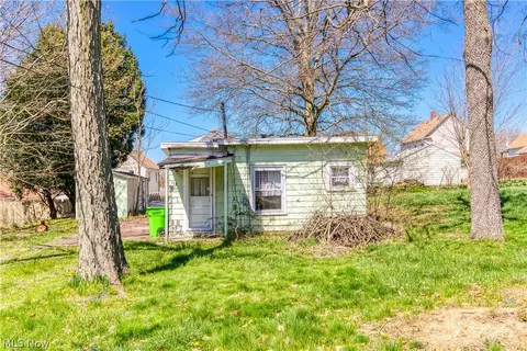 229 E Park Ave, Barberton, OH 44203