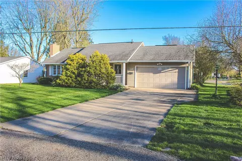1186 Stark Dr, Alliance, OH 44601