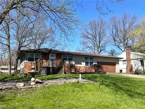 7597 Venice Heights Dr NE, Howland, OH 44484