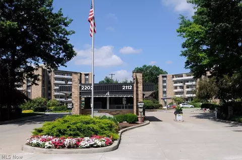 2112 Acacia Park Dr #304, Lyndhurst, OH 44124