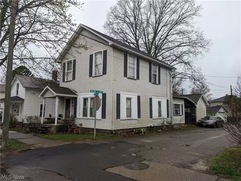 230 3rd St SW, New Philadelphia, OH 44663