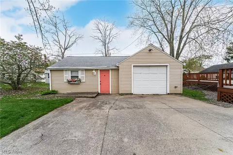 Exterior - 200 Hawthorne St, Elyria, OH 44035 photo 11 of 15