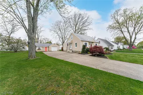 Exterior - 200 Hawthorne St, Elyria, OH 44035 photo 10 of 15