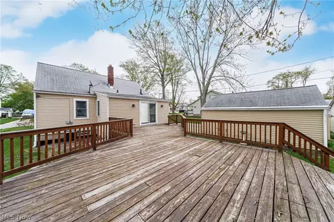 Exterior - 200 Hawthorne St, Elyria, OH 44035 photo 4 of 15