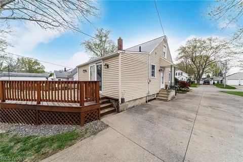 Exterior - 200 Hawthorne St, Elyria, OH 44035 photo 3 of 15