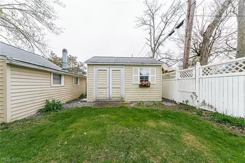 Exterior - 200 Hawthorne St, Elyria, OH 44035 photo 12 of 15