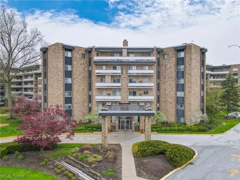 2112 Acacia Park Dr #106, Lyndhurst, OH 44124