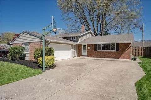 21520 Robinhood Ave, Fairview Park, OH 44126