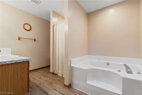 Bath - 6539 Lynleigh Cir, Canton, OH 44708 photo 2 of 3