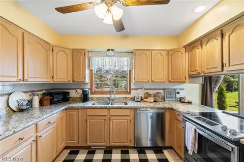 Kitchen - 6539 Lynleigh Cir, Canton, OH 44708 photo 4 of 4