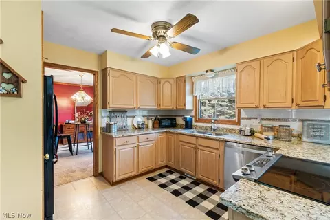 Kitchen - 6539 Lynleigh Cir, Canton, OH 44708 photo 3 of 4