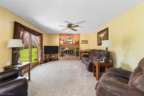Living - 6539 Lynleigh Cir, Canton, OH 44708 photo 4 of 5