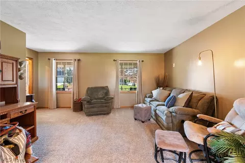 Living - 6539 Lynleigh Cir, Canton, OH 44708 photo 2 of 5