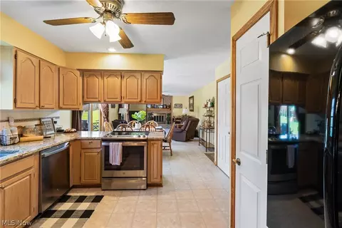 Kitchen - 6539 Lynleigh Cir, Canton, OH 44708 photo 2 of 4