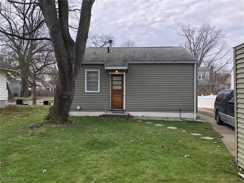 851 Iredell St, Akron, OH 44310 photo 2
