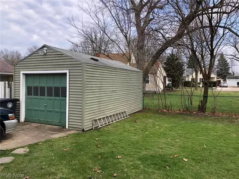 851 Iredell St, Akron, OH 44310 photo 3