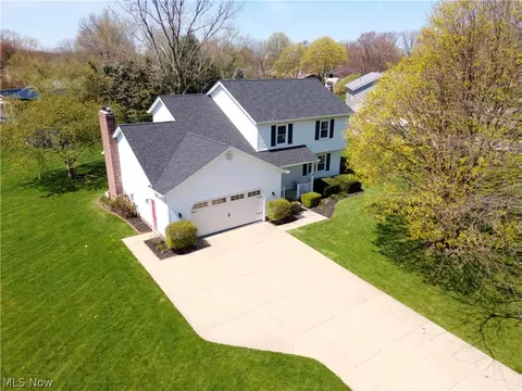 1043 Cayuga Trl, Hartville, OH 44632