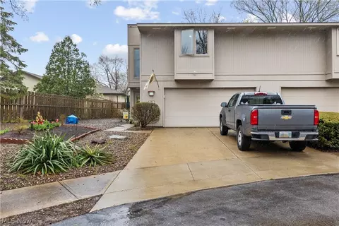 8008 Steven David Dr, Strongsville, OH 44149
