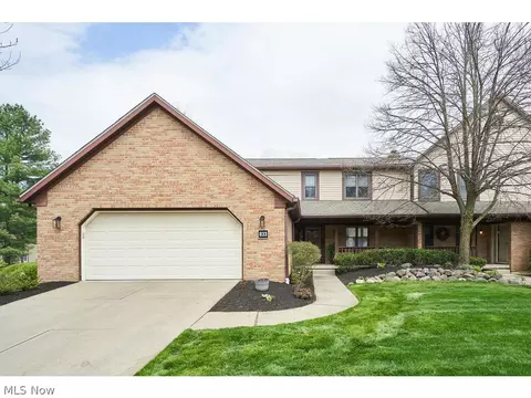 833 Cranberry Ln, Akron, OH 44313